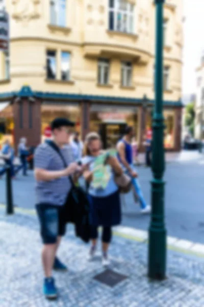 Suddig Syn Unga Paret Turister Titta Kartan Den Historiska Gatan — Stockfoto