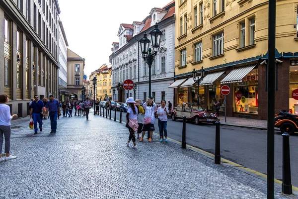 Praga República Checa Julio 2017 Los Turistas Caminan Toman Fotos — Foto de Stock