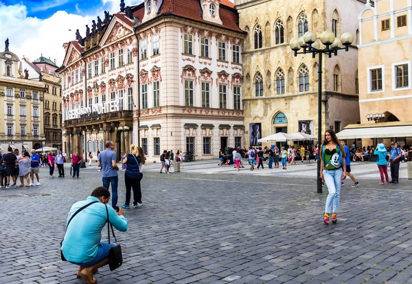 Prague, Çek Cumhuriyeti-Temmuz 23,2017: Eski Şehir Meydanı turist. Tarihi bir Meydanı Old Town çeyrek Prag, turist ile popüler olduğu