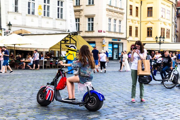 Prag Tjeckien Juli 2017 Flicka Elektrisk Skoter Vid Gamla Stadens — Stockfoto