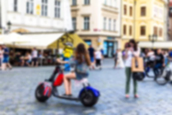 Vista Turva Menina Scooter Elétrico Quadrado Centro Famosa Cidade Europeia — Fotografia de Stock