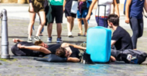 Vista Offuscata Dei Turisti Trovano Riposano Sulla Piazza Nella Vecchia — Foto Stock