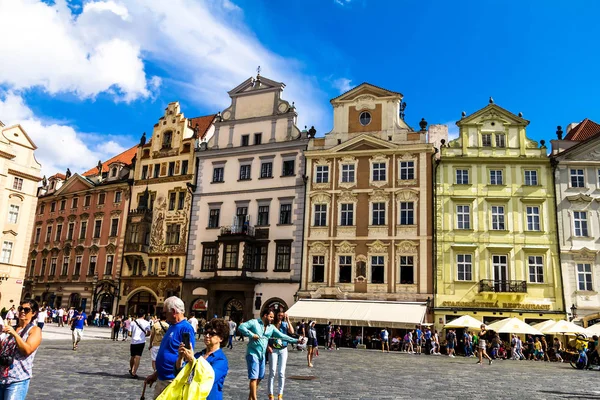 Prague, Çek Cumhuriyeti-Temmuz 23,2017: Eski Şehir Meydanı turist. Tarihi bir Meydanı Old Town çeyrek Prag, turist ile popüler olduğu