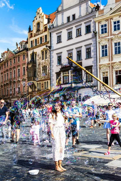 Prague, Çek Cumhuriyeti-Temmuz 23,2017: Staromestske namesti Eski Şehir Meydanı, insanları eğlendirmek için sokak icracı kabarcıklar yapma