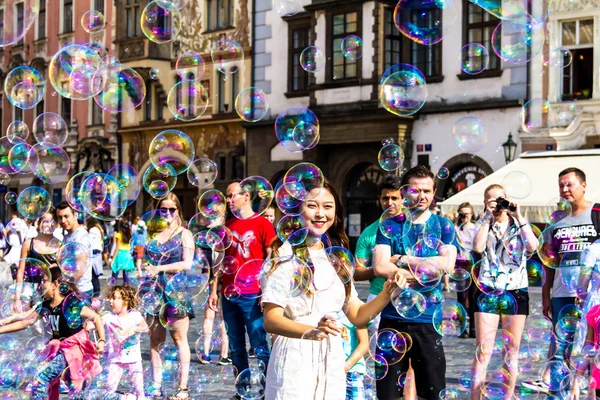 Praga Czechy Lipca 2017 Wykonawca Street Dokonywanie Pęcherzyki Bawić Ludzi — Zdjęcie stockowe