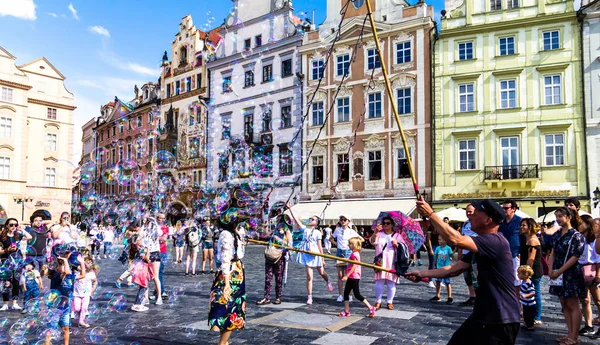 Prague, Çek Cumhuriyeti-Temmuz 23,2017: Staromestske namesti Eski Şehir Meydanı, insanları eğlendirmek için sokak icracı kabarcıklar yapma