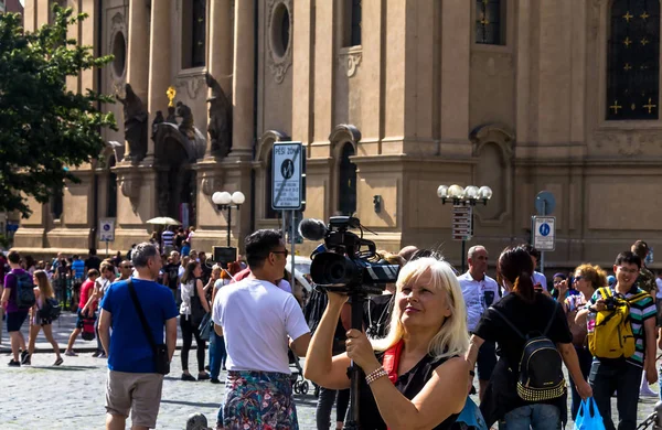 Prag Tjeckien Juli 2017 Blond Kvinna Bedriver Videoinspelning Vid Gamla — Stockfoto