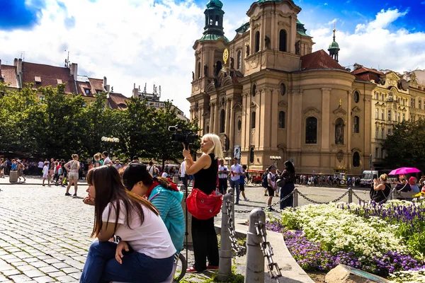 Prague Çek Cumhuriyeti Temmuz 2017 Sarışın Kadın Eski Şehir Meydanı — Stok fotoğraf