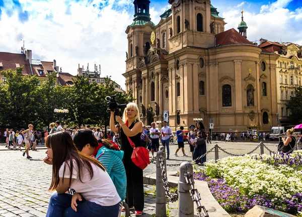 Praha Česká Republika Červenec 2017 Blond Žena Věnuje Natáčení Videa — Stock fotografie