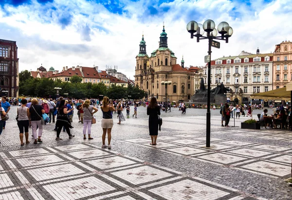 Prague, Çek Cumhuriyeti-Temmuz 23,2017: Eski Şehir Meydanı turist. Tarihi bir Meydanı Old Town çeyrek Prag, turist ile popüler olduğu