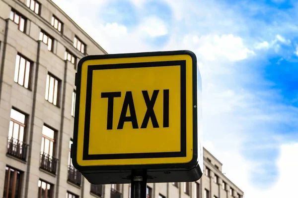 Информационный Знак Такси Фоне Домов Европейском Городе — стоковое фото