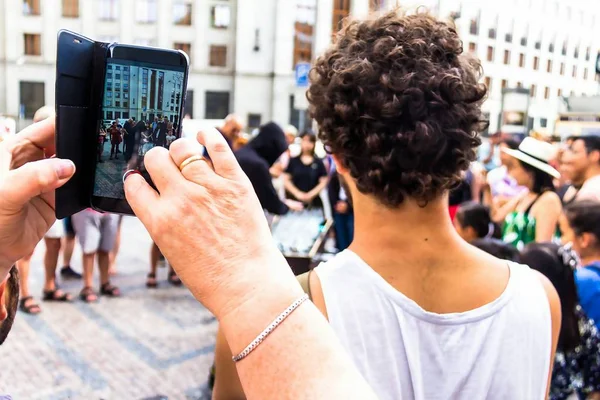 Prague, Çek Cumhuriyeti-Temmuz 23,2017: şarap müzik siyah kukuleta genç bir erkekte su dolu bardak