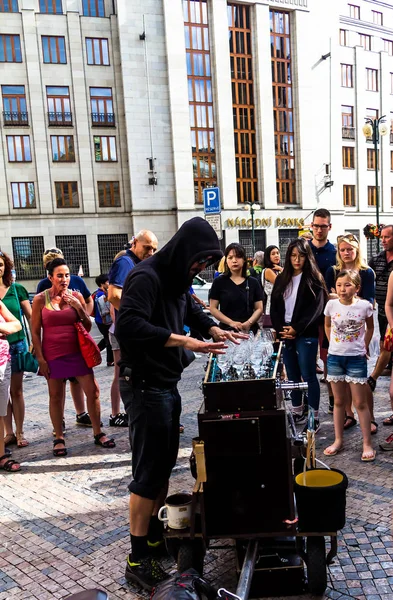Прага Чехия Июля 2017 Молодой Человек Черном Капюшоне Играет Музыку — стоковое фото
