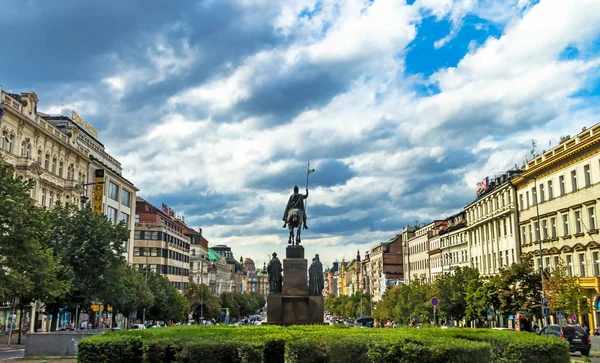 Prag, Çek Cumhuriyeti-23 Temmuz 2017: şehrin en ünlü ve büyük şehir meydanlarından biri olan Wenceslas Meydanı 'nda, Prag 'daki yeni yerin ana merkezi olan Kral Wenceslas 'ın Binicilik Heykeli. Birçok tarihi olayın yeri