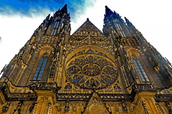 Beroemde Vitus Cathedral Bewolkt Zomerdag Prague Tsjechië — Stockfoto