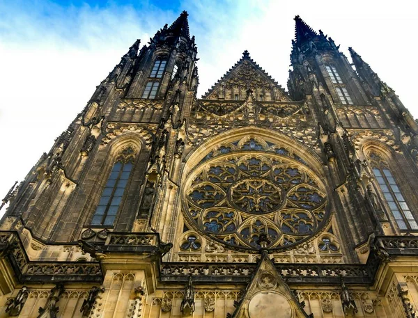 Ünlü St. Vitus Katedrali, bulutlu yaz günü. Prague, Çek Cumhuriyeti