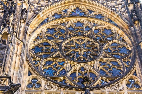 Detail Van Beroemde Vitus Cathedral Bewolkt Zomerdag Prague Tsjechië — Stockfoto
