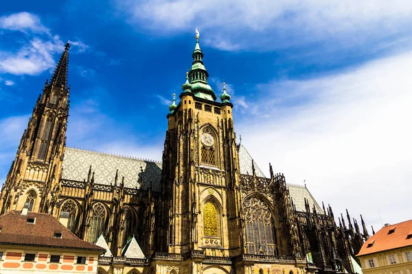 夏の曇り日で有名な聖ヴィート大聖堂 プラハ チェコ共和国 — ストック写真