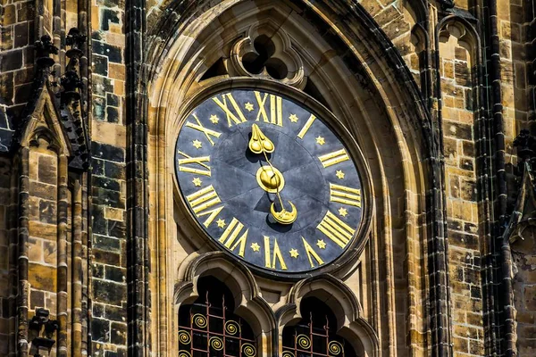 夏の曇り日で有名な聖ヴィート大聖堂の塔時計 プラハ チェコ共和国 — ストック写真