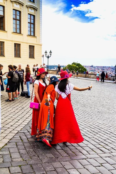 Praga República Checa Julio 2017 Niñas Japonesas Turistas Ropa Roja — Foto de Stock