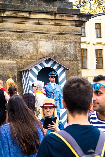 Prag Tjeckien Juli 2017 Många Turister Vakten Hedra Monter Nära — Stockfoto