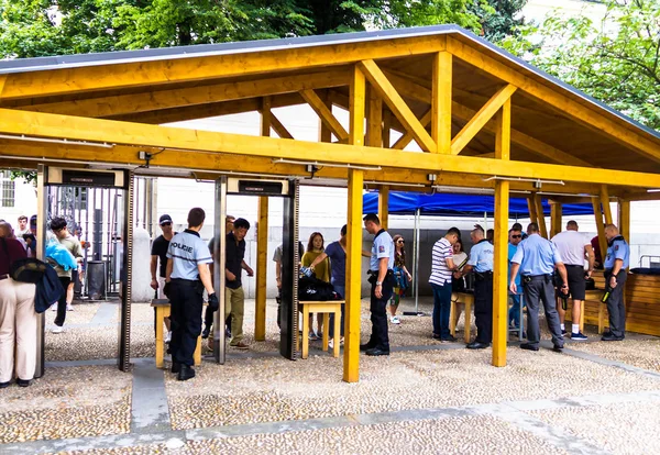 Prague, Çek Cumhuriyeti-Temmuz 23,2017: bölge, Prag Kalesi, şimdi resmi bir ikametgâh tahsisi Çek Cumhuriyeti Başkanı'nın girmeden önce turist güvenlik hizmeti denetler.