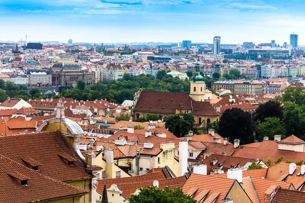 Kırmızı çatılar ve Aziz Nikolaos Kilisesi Prag, Çek Cumhuriyeti ile tarihi kent mimarisinin yaz havadan görünümü.