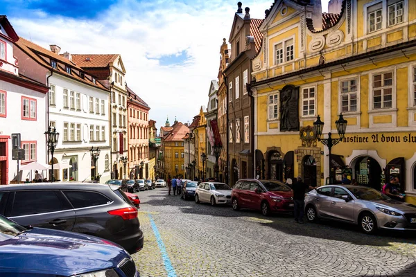 Prague, Çek Cumhuriyeti-Temmuz 23,2017: tarihi Prag yolculuğu. Prague Castle yakınındaki Hradcan tarihi sokakta Ortaçağ evleri,