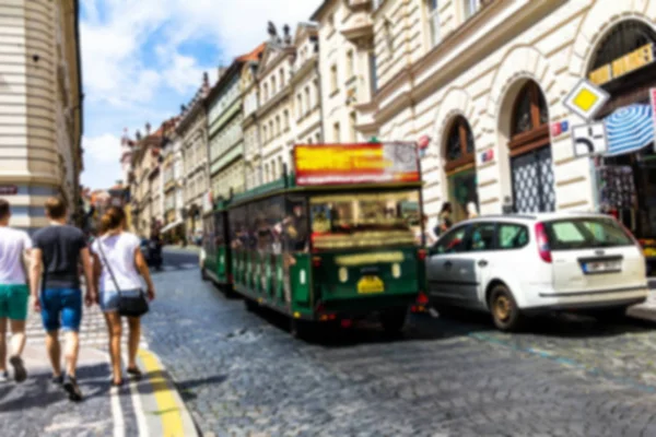 Prague, Çek Cumhuriyeti. Turist bulanık görünüm tren şehrin eski kesiminde Ortaçağ sokakta Mala Strana