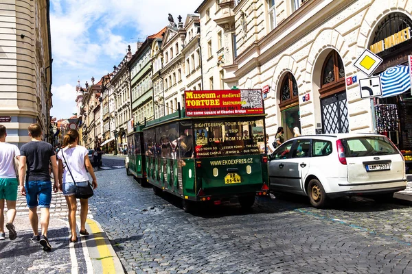 Prague, Çek Cumhuriyeti-Temmuz 23,2017: turistik tren şehrin Mala Strana eski kesiminde Ortaçağ Caddesi üzerinde
