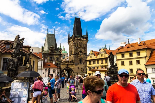 Praga República Tcheca Julho 2017 Milhares Pessoas Atravessando Histórica Ponte — Fotografia de Stock