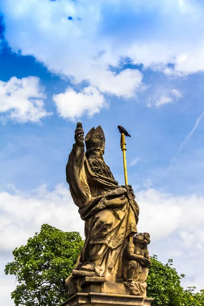 河马的奥古斯丁雕像或圣奥古斯丁雕像是在捷克共和国布拉格查尔斯桥北侧建立的杰罗姆科尔的露天雕塑 — 图库照片