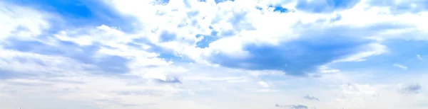 Céu Azul Com Nuvens Brancas — Fotografia de Stock