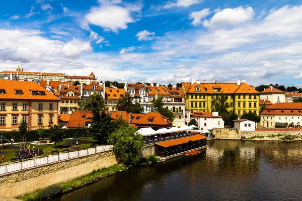 Panoramatický Výhled Řeku Vltavu Karlova Mostu Praze Krásném Letním Dni — Stock fotografie