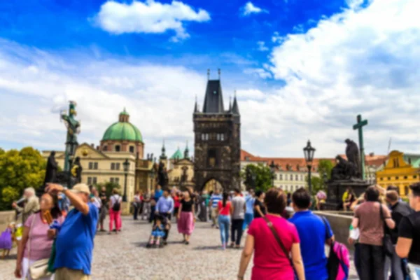 Prag Tjeckien Suddig Syn Upptagen Turister Publiken Karlsbron Solig Sommardag — Stockfoto