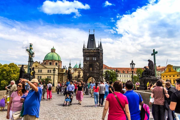 Prague Çek Cumhuriyeti Temmuz 2017 Yoğun Turist Kalabalık Charles Köprüsü — Stok fotoğraf