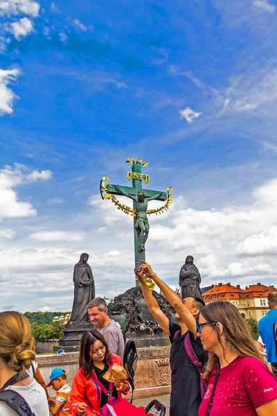 Praga Czechy Lipca 2017 Turystów Pobliżu Posągi Krzyża Świętego Kalwaria — Zdjęcie stockowe