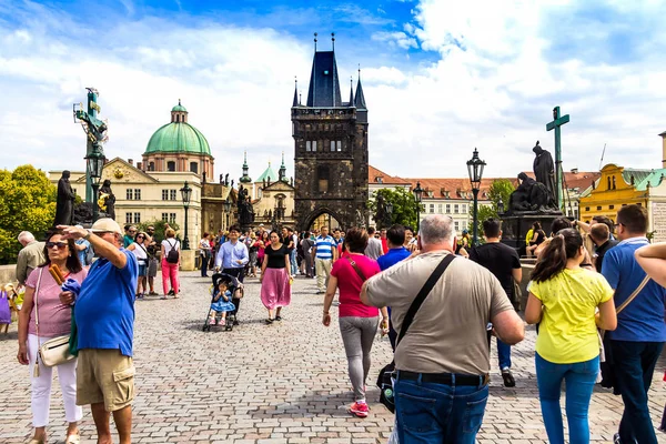 Prague, Çek Cumhuriyeti-Temmuz 23,2017: yoğun turist kalabalık Charles Köprüsü üzerinde yaz güneşli gün.