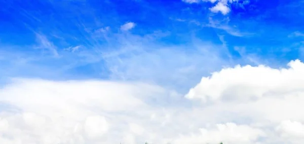 白い雲と青い空 — ストック写真