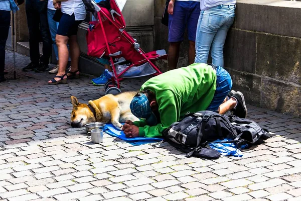 Prag Tschechische Republik 2017 Obdachloser Bettelt Den Historischen Gassen Der — Stockfoto