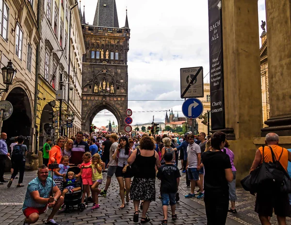 Praga República Checa Julho 2017 Pessoas Estão Andando Rua Perto — Fotografia de Stock