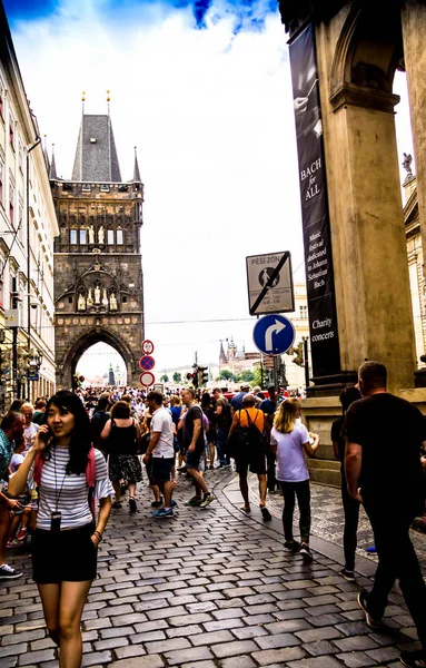 Prague Çek Cumhuriyeti Temmuz 2017 Insanlar Barut Kulesi Nin Yakınında — Stok fotoğraf