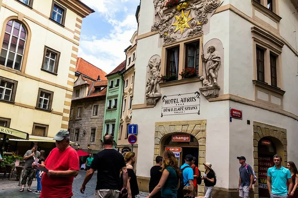 Prague, Çek Cumhuriyeti-Temmuz 23,2017: turist şehrin eski kesiminde, Ortaçağ Karlova sokakta yakınındaki otel Aurus