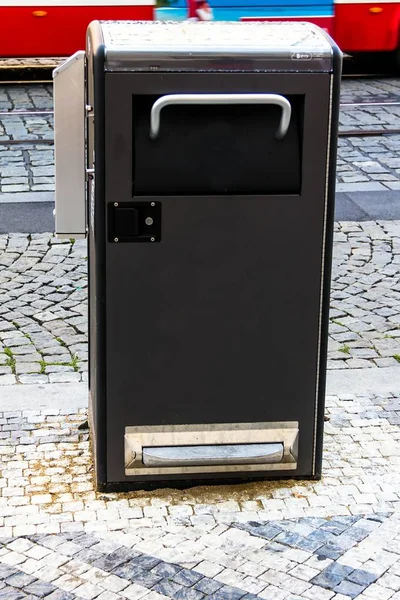 Uma Vista Lixeira Rua Uma Cidade Europeia Moderna — Fotografia de Stock