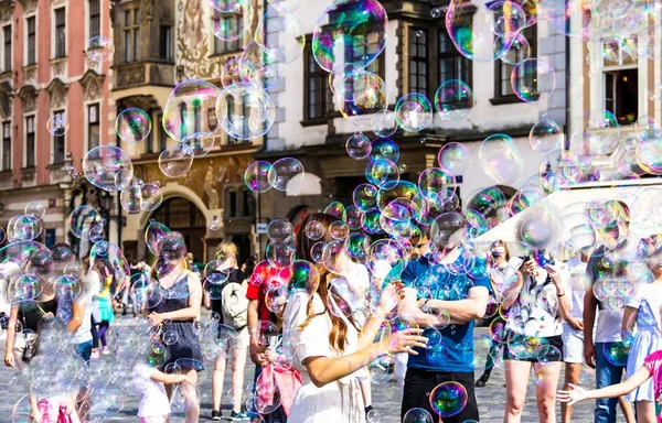 Prag Tjeckien Gatan Artist Gör Bubblor Att Underhålla Människor Staromestske — Stockfoto