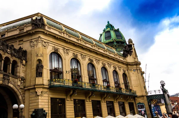 Prague, Çek Cumhuriyeti-Temmuz 23,2017: Belediye Binası (Smetana salonu) kimliği belirsiz kişi ile. Şehrin birçok kültürel evine çeken tarihi merkezi