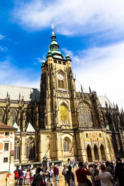 プラハ チェコ共和国 2017 有名な聖ヴィート大聖堂付近の中庭で観光客 — ストック写真