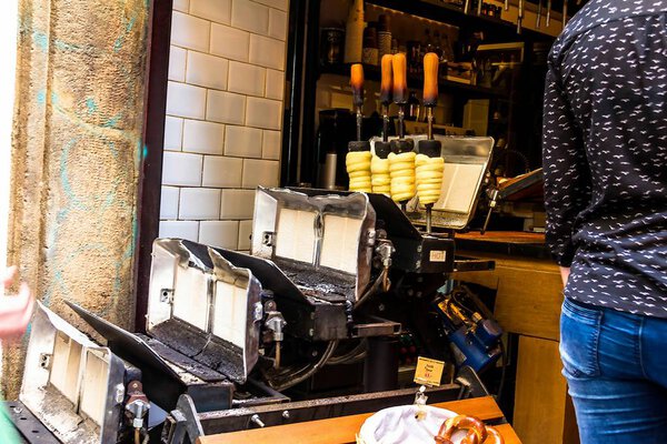 Чешская национальная уличная еда под названием trdlo (trdelnik) готовится в рождественское время и в течение всего года. Мбаппе, Чехия
