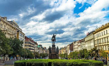 Prague, Çek Cumhuriyeti-Temmuz 23,2017: Kral Wenceslas Wenceslas Meydanı, en ünlü ve büyük şehir atlı heykeli kareler dünyada, Prag New yerde ana merkezi. Birçok tarihi olaylara, traditiona yer