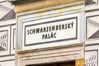 Prague, Çek Cumhuriyeti-Temmuz 23,2017: Prag Kalesi, şimdi resmi bir ikametgâh tahsisi Çek Cumhuriyeti Başkanı'nın yakınlarındaki Schwarzenberg Sarayı (National Gallery). Yağmur